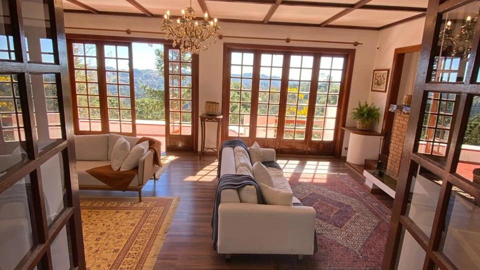 Sala de estar com vista da serra