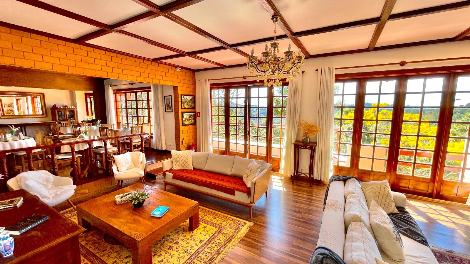 Sala de estar com mesa de jantar